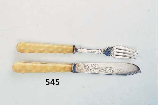 ZWEITEILIGES VORLEGEBESTECK, FARBERGé, RUß- LAND, UM 1900, SCHWERE SILBERAUSFüHRUNG, REICH ZISILIERT U. PUNZIERT, GRIFFE ELFENBEIN,LäNGE ...
