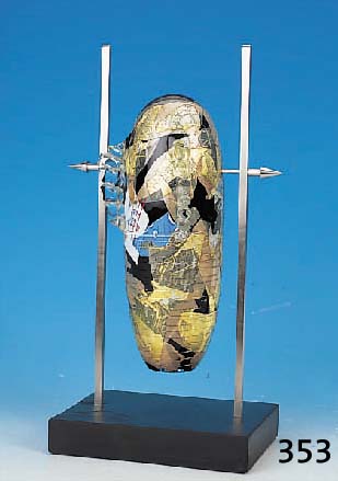 GLASOBJEKT, VON SUSANNE PRECHT, SCHICHTGLAS MIT BUNTEN EINSCHMELZUNGEN UND GOLD-UND SILBERFOLIEN, FIGüRLICHE GEFäßFORM, IN EDEL- ...