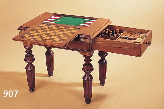 MULTIFUNKTIONALER SPIELTISCH, DT., UM 1880, PLATTE MIT EINGEBAUTEN SCHACH-, MüHLE-UND BACKGAMMONBRETT, BESTEHEND AUS: 32 SCHACH- FIGUREN, 2 ...