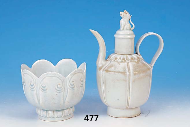 KANNE MIT WARMHALTEGEFäß, CHINA, SONG-DYNASTIE960-1279 N. CHR., PROTOPORZELLAN MIT SELA- DONGLASUR, LöWENBEKRöNTER DECKEL (EIN OHR REST.), ...