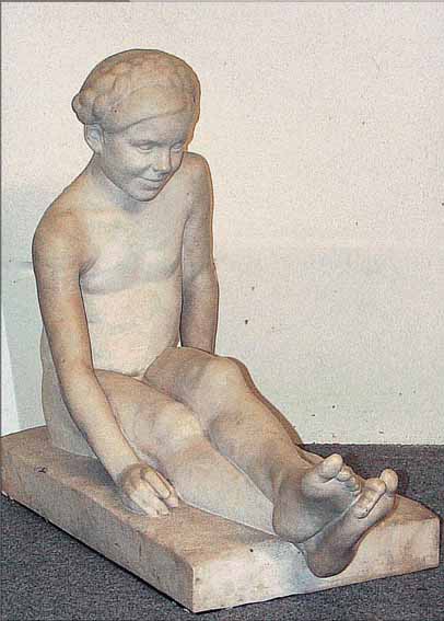MARMORSKULPTUR, PROF. HAMMERSCHMIDT, SITZENDES MäDCHEN, CA. 70 X 87 X 39 CM