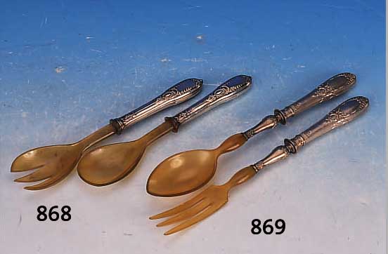 SALATBESTECK, FRANKREICH, UM 1900, BLONDES HORN, MIT RELIEFIERTEM SILBERGRIFF, L. JE CA. 23 CM, IN ORIGINALETUI, L. ALTERSSP.
