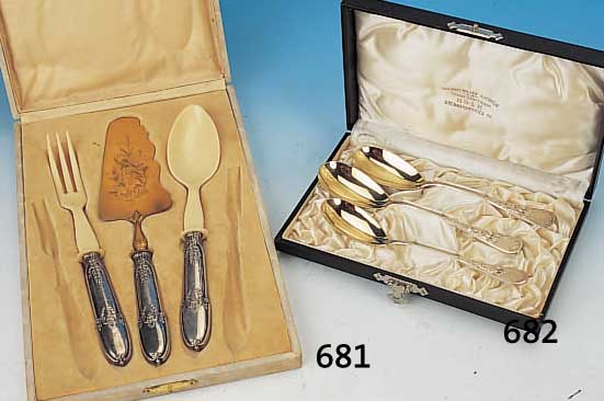 DREITEILIGES VORLEGEBESTECK, FRANKR., UM 1900, SILBERGRIFFE (GEFüLLT), RELIEFIERTER FLO- RALER DEKOR: 1 LöFFEL U. GABEL OBERTEIL AUS ELFENBEIN, ...