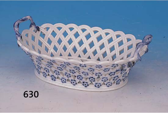 HENKELKöRBCHEN, MEISSEN, UM 1730/40, POR- ZELLAN, (RITZZEICHEN UNTER DER GLASUR), BLAUE BEMALUNG, MIT PLAST. BLüMCHEN BESETZT, HENKEL REST., L. ...
