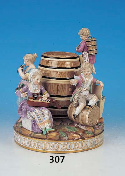 PORZELLANGRUPPE, MEISSEN, UM 1860, FüNF VOLLPLASTISCHE FIGUREN UM GROßES WEIN- FAß, EIN MäDCHEN U. EIN KNABE MUSIZIEREN, EIN MäDCHEN ...