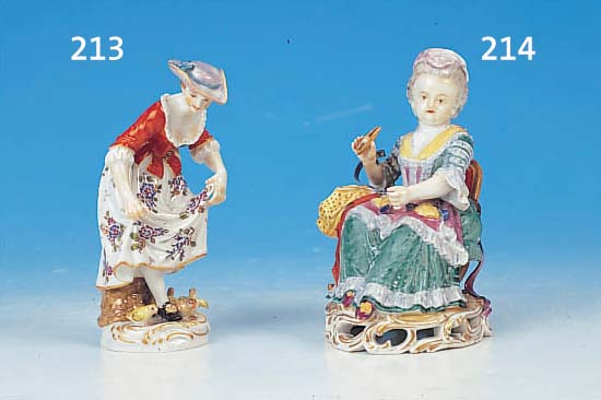 PORZELLANFIGUR, MEISSEN, UM 1924-33, MäDCHEN MIT HUT FüTTERT FüNF KüCKEN, BUNTE BEMALUNG, GOLDSTAFFAGE, H. CA. 12,5 CM