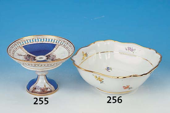 AUFSATZSCHALE, MEISSEN, 2. WAHL, UM 1890, PORZELLAN, IN KARTUSCHEN KAUFFAHRTEISZENEN, PARTIELL BLAU STAFFIERT, GOLDSTAFFAGE, BEMALT,RAND IN ...