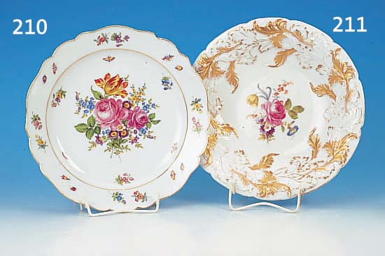 GR. PRUNKTELLER, MEISSEN, UM 1880, PORZELLAN, BUNTE BEMALUNG, BLUMENBOUQUET, RELIEF. RAND IN BLATTDEKOR, GOLDSTAFFAGE, D. 30 CM, L. ...