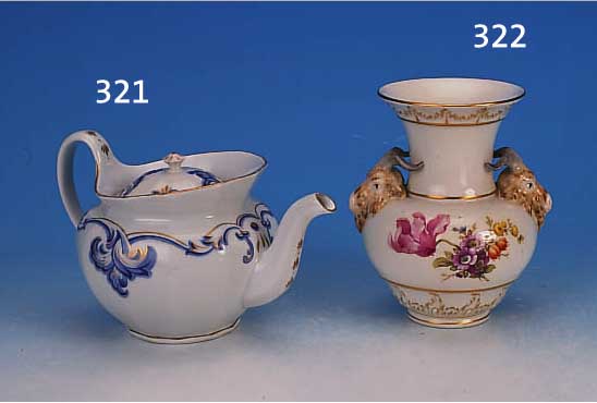 TEEKANNE, WIEN, 1851, PORZELLAN, BLAU-GOLDENE BEMALUNG, BERIEBEN, AM AUSGUß RESTAURIERT, H. 14 CM