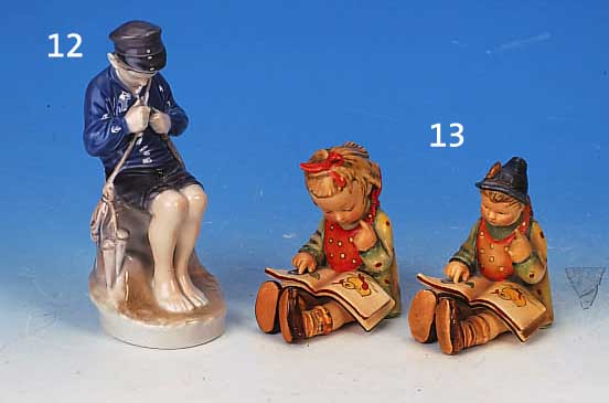 ZWEI HUMMELFIGUREN, GOEBEL, 30ER JAHRE, BüCHERWURM, JUNGE RESTAURIERT, BEMALT, MIN. BEST., H.11 CM