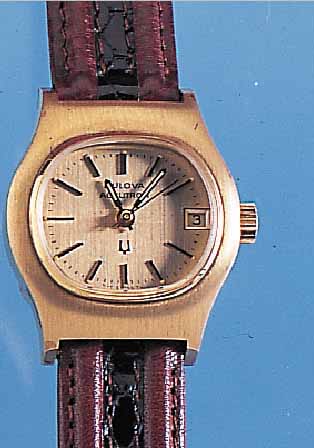 BULOVA DAMENARMBANDUHR ACCUTRON, REF.-NR. 2/674258/N3, SCHWEIZ UM 1970, MASSIV GG 750/ 000, BODEN U. SCHRAUBRING EDELST., ORIG.-ETUI,SäMTL. ...