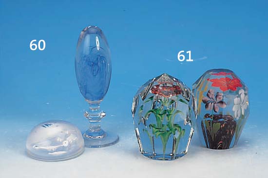 KONVOLUT ZWEI PAPERWEIGHTS, 20. JH., FARBLOSES GLAS, 1 X MIT FUß UND BLAUEN EIN- SCHMELZUNGEN, 1 X MIT PFERDEKOPFRELIEF, UNTER-SEITE ...