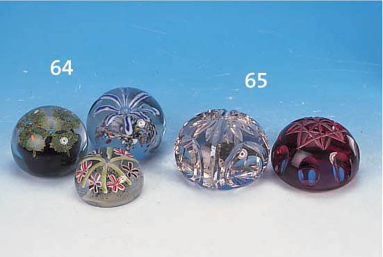 ZWEI PAPERWEIGHTS, VAL ST. LAMBERT, 20. JH., RUBINIERT, 1 X FARBLOS, GESCHLIFFEN, D. CA. 9 CM, MIN. ALTERSSPUREN