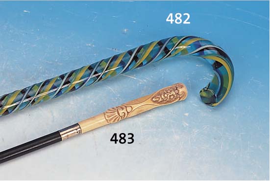 STOCK, BöHMEN, 20. JH., FARBLOSES GLAS, MIT EINGESCHMOLZENEN UND AUF- GELEGTEN GLASFäDEN IN WEIß, BLAU, ROT, GELB U.GRüN, L. ...