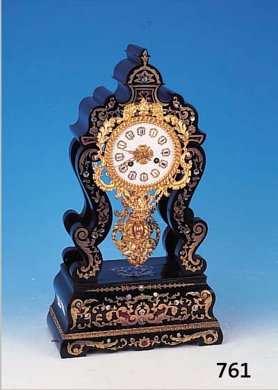 PORTALUHR MIT MUSIKWERK, FRANKREICH UM 1850, GESCHWEIFTES SCHWARZ GELACKTES HOLZGEHäUSE MIT REICHEN KUPFER- U. MESSINGINTARSIEN, PERL-MUTT U. ...