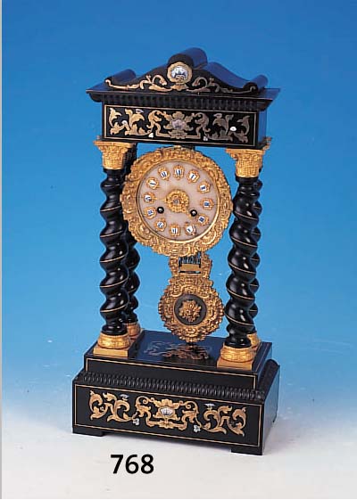 PORTALUHR, FRANKREICH, UM 1870, SCHWARZ GELACKTES HOLZGEHäUSE, EINGELEGT MIT MESSINGORNAMENTIK U. PERLMUTT, BASEN, KAPITEL-LE, ...