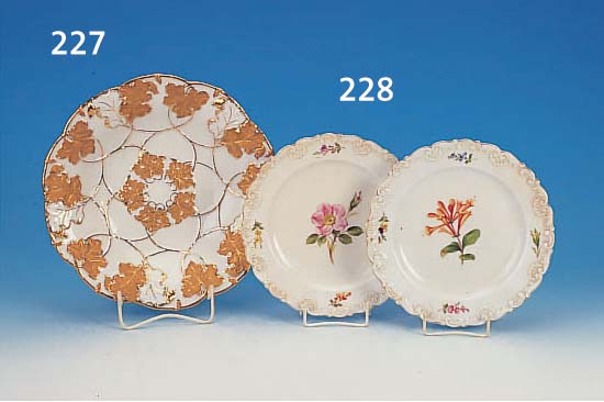 ZWEI TELLER, MEISSEN, 19. JH., 2. WAHL, BLUMENDEKOR, LEICHT BERIEBEN, EIN TELLER L. AN DER UNTERSEITE BEST., D. 22 CM