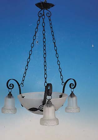 DECKENLAMPE, FRANKREICH, 30ER JAHRE, PREßGLAS, BLUMENDEKOR, VIER BRENNSTELLEN, EISENMONTUR, ELEKR. FEHLT, B. CA. 50 CM