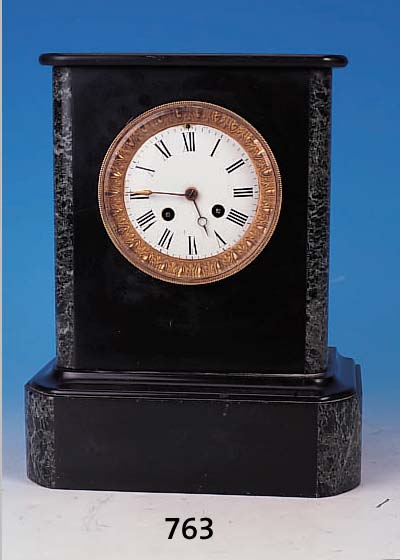 KAMINUHR FRANKREICH UM 1880/1900, SCHWARZES SCHIEFERGEHäUSE MIT GRüN GEäDERTEN MARMOREINLAGEN, GLASDECKEL VORN, MESSINGDECKELHINTEN, ...