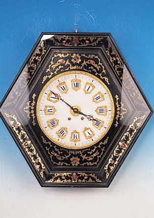 GROßE WANDUHR FRANKREICH, UM 1880, SECHSECKIGES RAHMENGEHäUSE, SCHWARZ GELACKT, AUFWENDIG MIT MESSING- U. LACKINTARSIEN MARKE-TIERT, ...