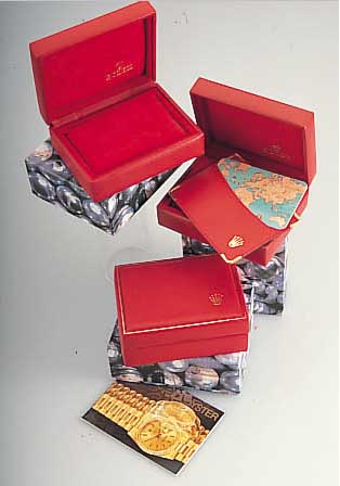 KONVOLUT BESTEHEND AUS 3 IDENTISCHEN ROLEX- ETUIS, INCL. ORIG. WERBEMATERIAL UND LEDER- HüLLEN FüR PAPIERE, LT. NUTZUNGSSPUREN