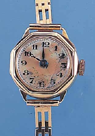 DAMENGOLDBANDUHR, SCHWEIZ UM 1932, GG 585/ 000-SCHARNIERGEH. INCL. ROSE-G.-GLIEDERB. SP.,PERLMUTTFARB. BLATT ALTERSBED. L. FL., BRüK- ...