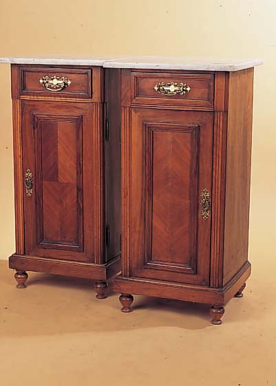 PAAR NACHTSCHRäNKCHEN, DEUTSCH, UM 1900, NUßBAUMFURNIER, MIT MARMORPLATTEN, L. ALTERS-SCHäDEN, 79 X 39 X 36.5 CM