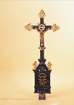 ALTES GRABKREUZ, DEUTSCH, UM 1901, MIT INSCHRIFT, GUßEISEN, KORRODIERT, H. CA. 125 CM