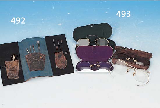 EINE BRILLE UND DREI KNEIFER, DEUTSCH, ANFANG 20. JH., MEIST 14 CT. GOLD, EIN GLAS LOSE, MIN. BESCHäDIGT