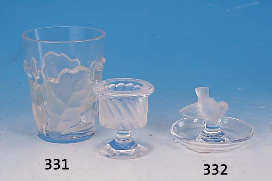 ZWEI GLASTEILE, LALIQUE, 2. HäLFTE 20. JH, FARBLOSES PREßGLAS, Z.T. MATTIERT, BECHER UND KLEINES FUßGEFäß, H. 7/12 CM, SIGNIERT