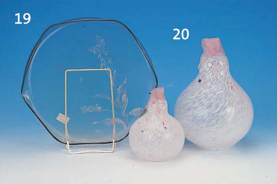 ZWEI GLASSKULPUREN, BODA, 2. HäLFTE 20. JH., HAHN UND HENNE, FARBLOSES GLAS, WEIßE UND ROSAFARBENE EIN- UND AUFSCHMELZUNGEN, SIGN. MONIKA ...