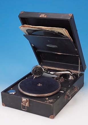 KOFFERGRAMMOPHON UND SCHELLACKPLATTEN,30/40ER JAHRE, 17 KLASSIK-PLATTEN UND 7 SCHLAGER, ALTERSSCHäDEN, MARKE LIMANIA, INT.