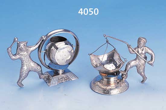KONV. 2 TEESIEBE, VIETNAM CA. 30ER JAHRE, BEIDE 900ER SILBER, 1X PERSON MIT FISCHERNETZ,1X TROMMELSCHLäGER, SIEBE IN AUFHäNGUNG IN TASSE ZU ...