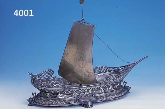 TAFELAUFSATZ, KAYSERZINN, DEUTSCH UM 1890/1900 BAROCKSTIL MIT JUGENDSTILEINSCHLAG, VOLL- PLASTISCHE DARST. EINES EINMASTERS, REICHE ORNAMENTIK ...