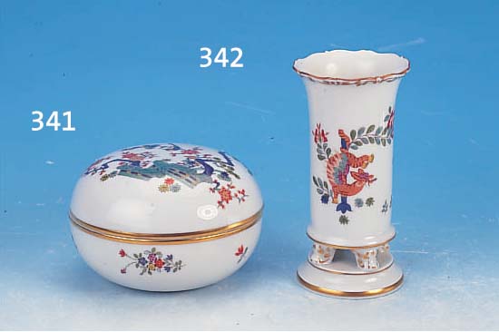 FUßVASE, MEISSEN, 2. HäLFTE 20.JH., PORZELLAN, ROTER HOFDRACHE, GOLDRäNDER, H. 14 CM