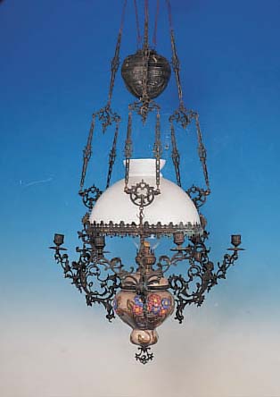 DECKENPETROLEUMLAMPE, FRIESLAND, UM 1900, MAJOLIKAKORPUS MIT BLUMENDEKOR, REICH VER- ZIERTE METALLMONTUREN, MILCHGLASSCHIRM, HöHE ...