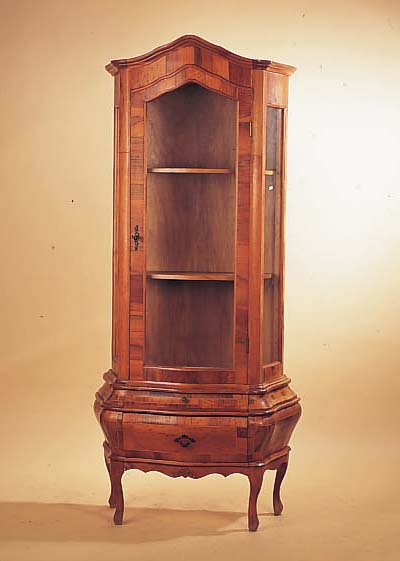 VITRINE, BAROCKSTIL, UM 1960, NUßBAUMFUR- NIER, ZWEI BöDEN, ZWEITEILIG, EINE SCHUBLADE UNTEN, VERGLAST, MAßE CA. 185 X 76 X 33 CM, L. ...