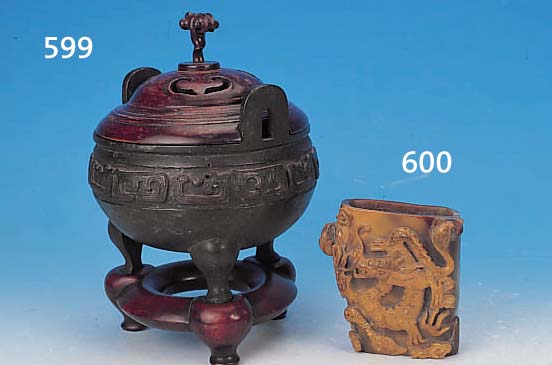 HENKELGEFäß, CHINA, UM 1735-1796, BRONZE, INNEN MIT INSCHRIFT, HOLZSOCKEL UND -DECKEL SEKUNDäR, H. CA. 18 CM, D. CA. 20 CM