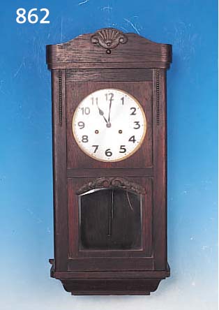 WANDUHR MARKE PFEILKREUZ, UM 1920, EICHENHOLZGEHäUSE, SCHWUNGBEREICH DES PENDELS VERGLAST, MESSINGZIFFERBLATT VERSILBERT (ZIF- FERN ...
