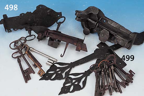 EIN BAROCKSCHLOß, VIER TRUHENBESCHLäGE, 18, JH., UND 13 SCHLüSSEL 18. UND 19. JH., KORRODIERT, EISEN
