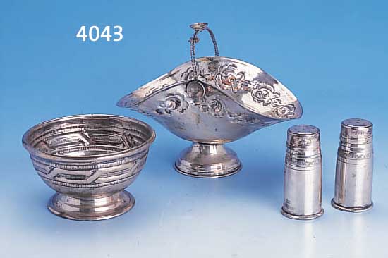 KONVOLUT IN SILBER, ANBIETSCHALE, 925ER SILBER, ABSTR. VERZIERT, H CA. 6.5 CM, D CA. 11 CM; ANBIETSCHALE IN FORM EINES ...