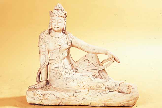 GROßE TEMPELFIGUR, KHMER, 18./19. JH., WEIßER MARMOR GEHAUEN, AUS EINEM EHEM. TEMPELFRIES ENTNOMMEN, FEINE QUALITäT, 57 X 65 X ...