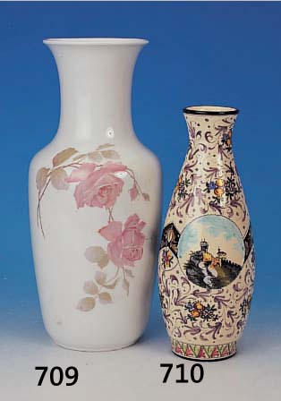 VASE, SIGNIERT SAN MARINO, UM 1930-40, FAYENCE, REICH BUNT BEMALT MIT BLUMENORNAME- TIK UND LANDSCHAFT IN KARTUSCHE, AM STAND- RING LEICHT ...