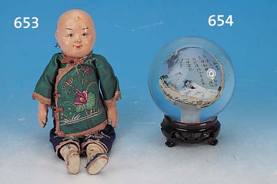 Glaskugel, China, 20. Jh., dickwandiges farbloses Glas, von Innen reich bunt bemalt mit Personen in Landschaft und Schriftzeichen,H. ca. 10 cm