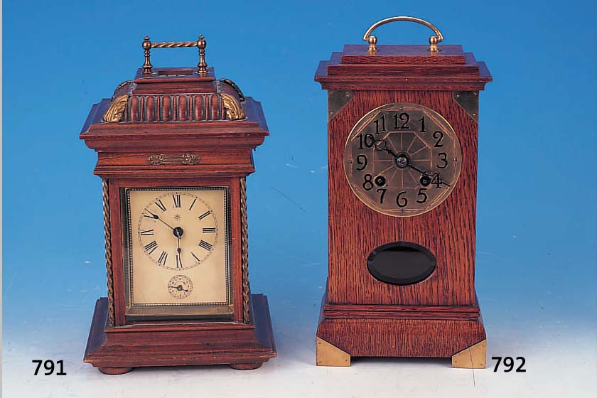 TISCHUHR JUNGHANS MIT MUSIKSPIELWERK, UM 1920, VERZIERTES EICHENHOLZGEHäUSE MIT MESSINGAP-PLIKATIONEN, ALLSEITIG VERGLAST, PAPIERZIFFER-BLATT, ...