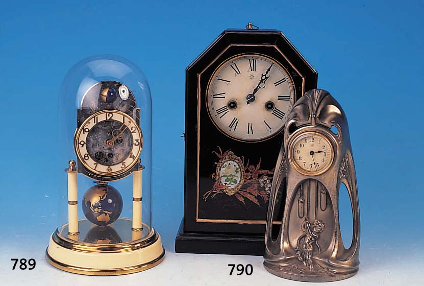 KONV. AUS ZWEI TISCHUHREN, JUNGHANS UM 1910/ 20, KL. TISCHUHR JUGENSTIL, IM SOCKEL EINE UHR AUFZIEHENDER PUTTO, EINSTECKWERK, STIFTEN-ANKERGANG, ...