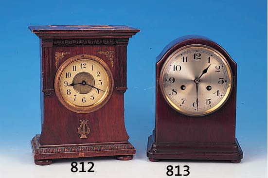 TISCHUHR MIT MUSIKSPIELWERK, JUNGHANS UM 1910/20, VERZIERTES HOLZGEHäUSE, AUFSATZ FEHLT, GLASABDECKUNG, PAPIERZIFFERRING, ...