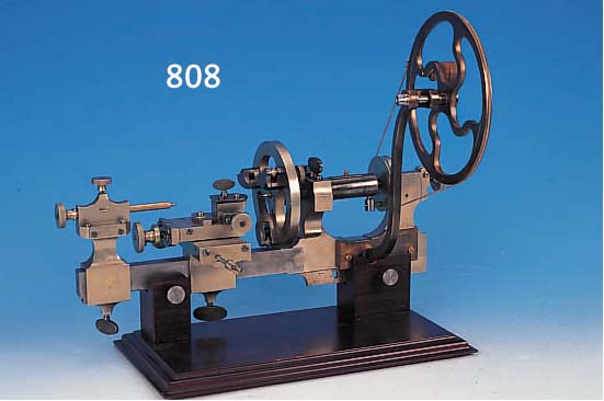 UHRMACHERWERKZEUG, KLAMMERDREHBANK, SOG. BU- RIN FIXE, DEUTSCH, UM 1880/1900, MITTELGRO- ßE AUSFüHRUNG, AUF HOLZSOCKEL MONTIERT, MES- ...