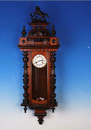 WANDUHR, KIENZLE, UM 1900, REICH VERZIERTES HOLZGEHäUSE, DREISEITIG VERGLAST, AUFWENDIGER ORGIN.-AUFSATZ, FIGURENBEKRöNUNG, ZWEIGETEIL- TES ...