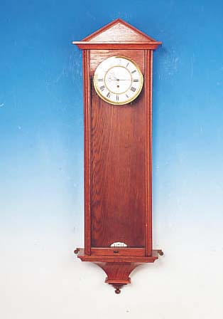 WANDUHR, SPäTBIEDERMEIER, PRAG, UM 1830/40, SCHLICHTES EICHENHOLZGEHäUSE IN ZEITTYP. FORM,DREISEITIG VERGLAST, AUFSATZ IN DACHFORM (Z.T.REST.), ...